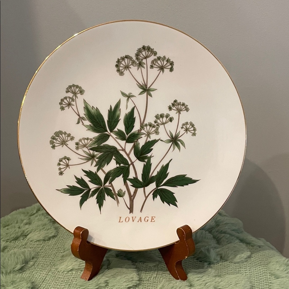 Green and white  Botanical  collectible decorative Plate ‘Andrea’ by sadek